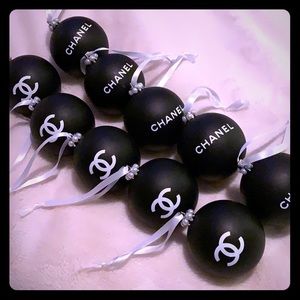 Set of 10 black ornaments